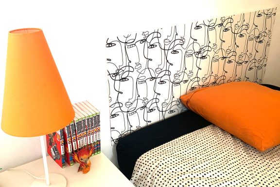 Tête de Lits Lotus Visage Abstrait Blanc PVC